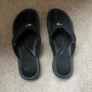 never worn nike flip flops